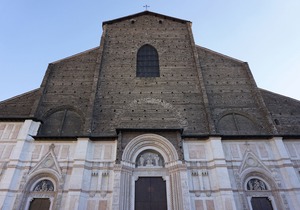 Casa Isolani, Piazza Maggiore