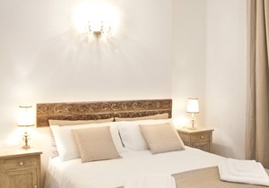Casa Letizia ONE elegant romantic HISTORICAL CENTER TWO TOWERS