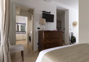 Casa Letizia ONE elegant romantic HISTORICAL CENTER TWO TOWERS