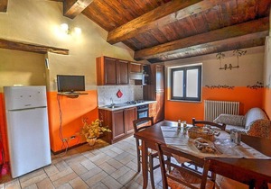 Casa Noriana B: A characteristic and welcoming apartment situated in a quiet location, surrounded by a wonderful garden, with Free WI-FI.
