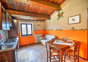 Casa Noriana B: A characteristic and welcoming apartment situated in a quiet location, surrounded by a wonderful garden, with Free WI-FI.