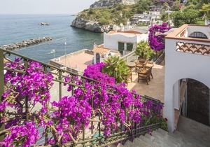 Charming villa for 12 people with enchanting sea view, parking and swimming pool