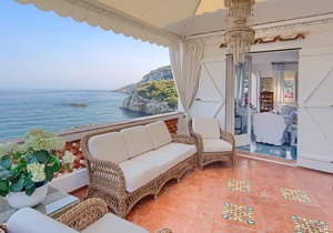 Charming villa for 12 people with enchanting sea view, parking and swimming pool