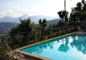 Country House in Monte San Martino with Pool