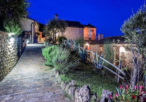 Country House in Monte San Martino with Pool