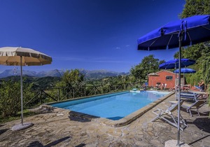 Country House in Monte San Martino with Pool