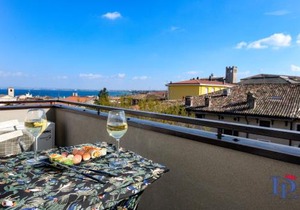 DesenzanoLoft Official Partner Homes & Villas by Marriott Bonvoy - Smiling in Desenzano Lake View