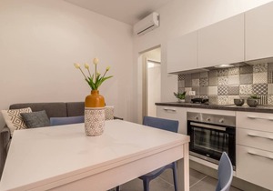 Elegant 8 seats★near the Station★Grey and Blue★Free Wifi