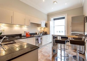 Exclusive 2 Bed, Free Private Parking, in West End