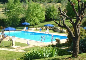 Flat in Iano,covered terrace, A/C, village walking distance,Wi-Fi,pool, sleeps 8
