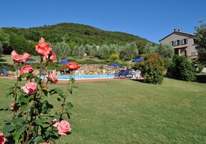 Flat in Iano,covered terrace, A/C, village walking distance,Wi-Fi,pool, sleeps 4