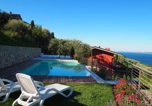 Gianni with 3 bedrooms with balcony and lake view