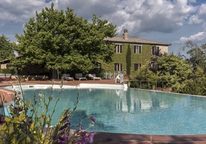 Historic Holding with wonderful swimming pool near Siena, Tuscany, Italy