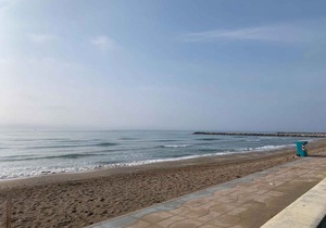 Holiday apartment with air conditioning and 100 m from the sea