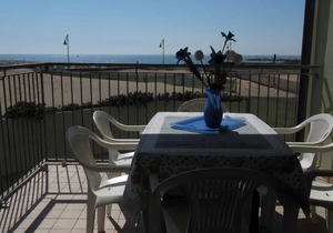 Holiday apartment with a balcony right on the beach