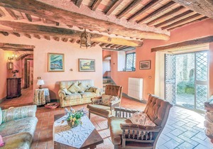 In San Pietro a Cegliolo, in Cortona, only 7 km away, the medieval stone house is located in a good