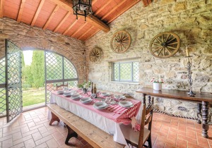 In San Pietro a Cegliolo, in Cortona, only 7 km away, the medieval stone house is located in a good