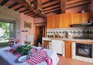 In San Pietro a Cegliolo, in Cortona, only 7 km away, the medieval stone house is located in a good