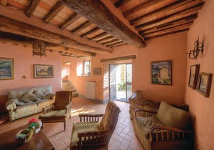 In San Pietro a Cegliolo, in Cortona, only 7 km away, the medieval stone house is located in a good