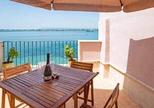 Maniace apartment