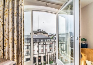 Pass the Keys | Stunning 2BR with Balcony Views in Cathedral Quarter