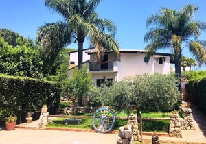 Prestigious Villa with 5/9 beds a few steps from the sea of ​​Fontane Bianche