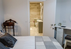 Quiet Ground Floor Mews Flat and Parking