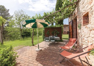 This characteristic barn has been completely renovated and divided into two apartments.