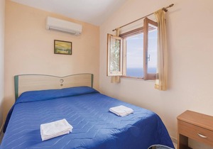 This modern bungalow belongs to a vacation home complex directly above the sea, with a unique panora