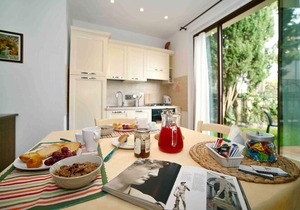 TWO-ROOM APARTMENT WITH POOL AND PRIVATE GARDEN: The Compagnia del Chianti