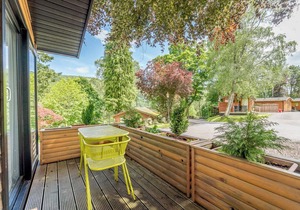 Very comfortable lodge with one king-size double and en suite shower.
