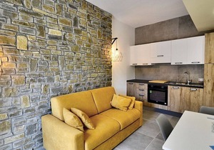 Villa Alfea A: A welcoming apartment situated in a secluded location surrounded by meadows and by green hills, with Free WI-FI.
