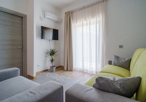 Villa Alfea G: A welcoming apartment situated in a secluded location surrounded by meadows and by green hills, with Free WI-FI.