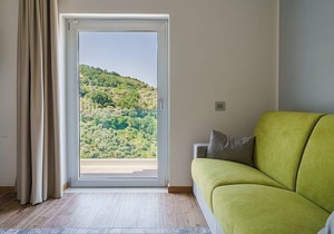 Villa Alfea G: A welcoming apartment situated in a secluded location surrounded by meadows and by green hills, with Free WI-FI.