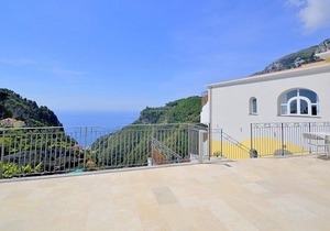 Villa Clarice D, fully refundable with voucher*: An elegant and modern studio apartment in a quiet position, located on a hillside above the sea, with Free WI-FI.