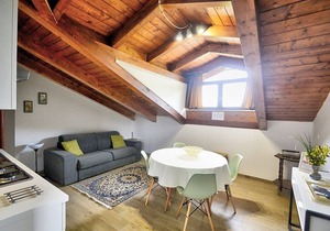 Villa Olga E: A cozy and welcoming apartment that is part of a villa situated in a quiet location, a few minutes from the town center, with Free WI-FI.