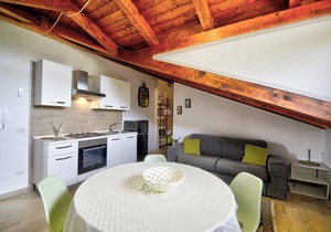 Villa Olga E: A cozy and welcoming apartment that is part of a villa situated in a quiet location, a few minutes from the town center, with Free WI-FI.