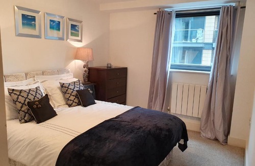 Isle of Dogs Apartment | 1 Bed Suite, Waterside, Canary Wharf