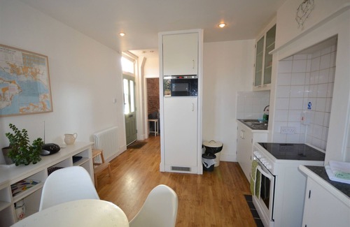 Ryde Cottage | 20 Bellevue Road - a house that sleeps 3 guests in 2 bedrooms