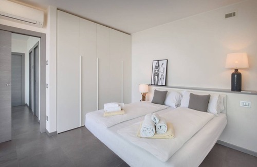 Torri del Benaco Villa | 250 m² Villa ∙ 5 bedrooms ∙ 10 guests