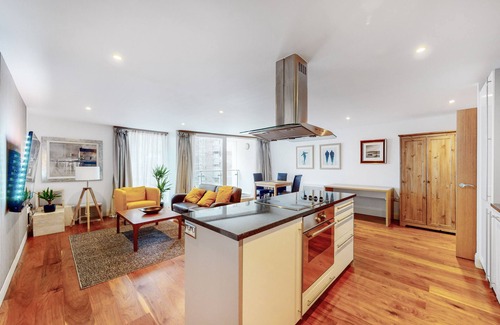 Swiss Cottage Apartment | 2Bed, 2Bath with Balcony & Lift - 2min to station