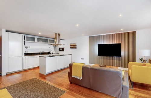 Swiss Cottage Apartment | 2Bed, 2Bath with Balcony & Lift - 2min to station