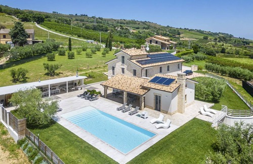 Monterubbiano Villa | 420 m² Villa ∙ 8 bedrooms ∙ 15 guests