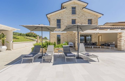 Monterubbiano Villa | 420 m² Villa ∙ 8 bedrooms ∙ 15 guests