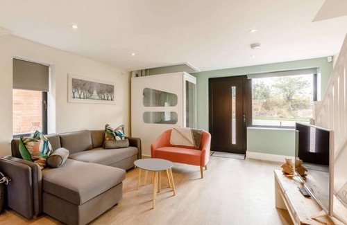 Moreton Valence Cottage | 55 m² Cabin ∙ 2 bedrooms ∙ 4 guests