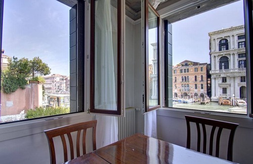 San Polo Apartment | 6 WINDOWS! GRAND CANAL PANORAMA VIEW, Aircond, Wifi