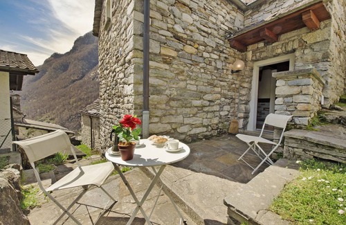 Lavertezzo Ski Chalet | 65 m² Chalet ∙ 2 bedrooms ∙ 4 guests