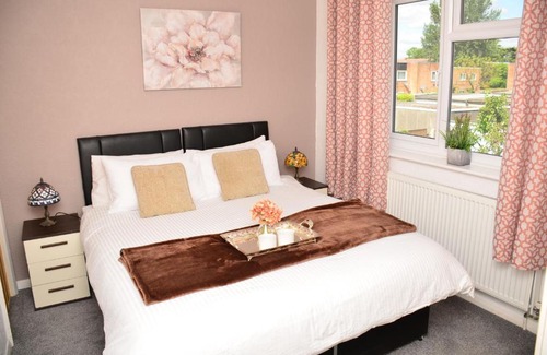 Stanwell House | (7SM-11)Dreams Serviced Accommodations- Staines/Heathrow