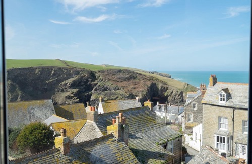 Port Isaac House | A beautiful, double-fronted terrace house situated in Port Isaac.