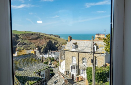 Port Isaac House | A beautiful, double-fronted terrace house situated in Port Isaac.